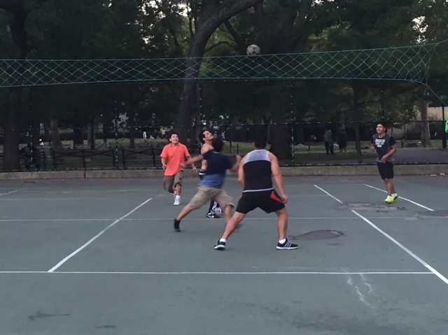 THESE PLAYERS REPURPOSE the tennis courts at St. James Park into a makeshift volleyball court. Photo by Adedamola Agboola 