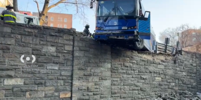 UPDATE Spuyten Duyvil: MTA Bus Crashes into High Wall by Independence Ave after Seemingly Failing to Navigate Turn